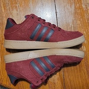Adidas Bucktown hemp sneakers, size 10.5, the color is burgundy.